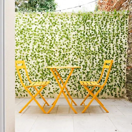 Entierement Renove Avec Patio - 2 Personnes Apartment *